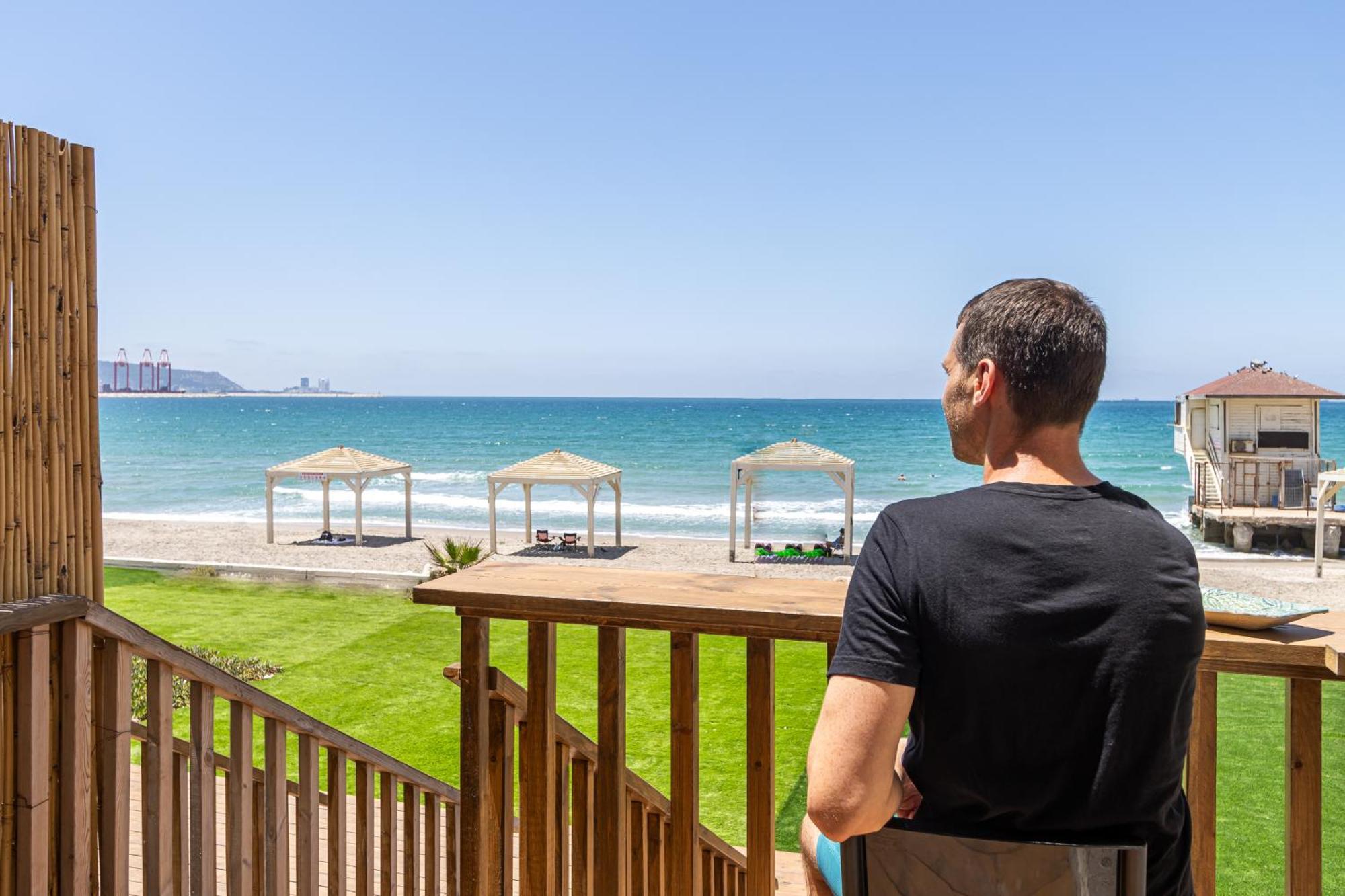 בית חוף מושלם עם גקוזי ומרפסת - Beachside Bliss W Jacuzzi Haifa Exterior photo